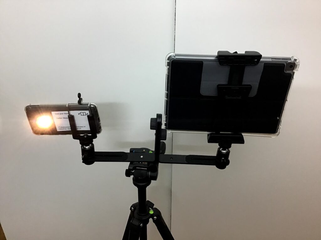 Beleuchtung direkt auf das Stativ befestigen. Nahe oder entfernt vom Aufnahmegerät um auf Reflexionen zu reagieren.