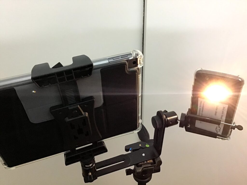 Beleuchtung kann auch ganz nahe bei der Kamera befestigt und korrekt ausgerichtet werden.