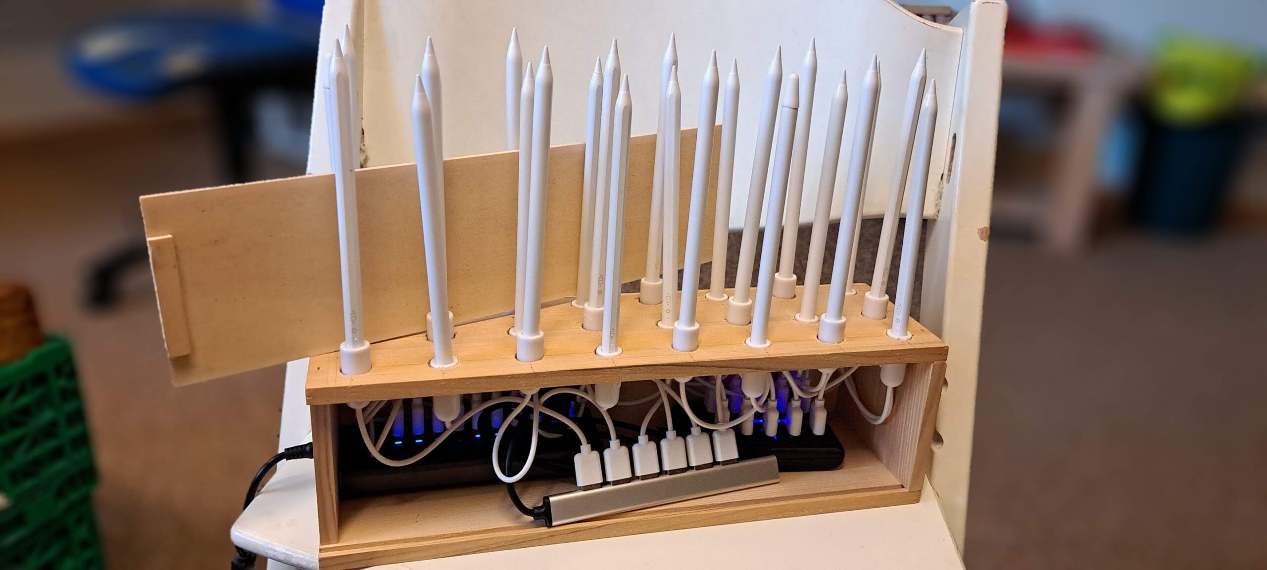 Bau eines Tabletstift-Pools aus einer Weinkiste